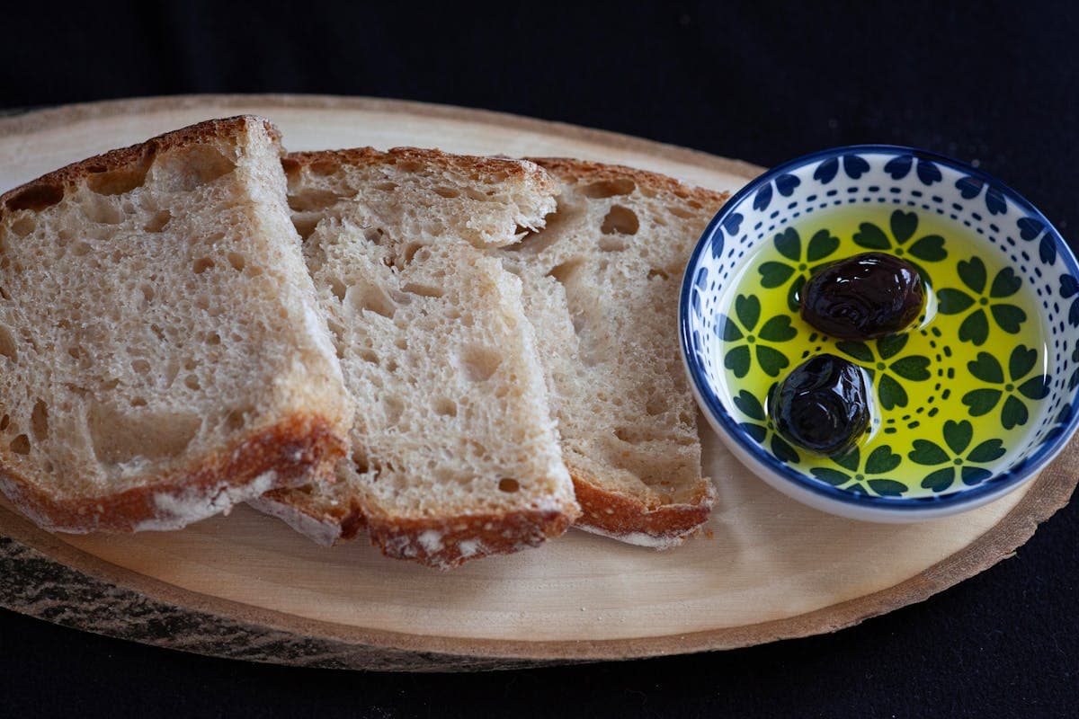 Çukurova'dan Yöresel — zeytinyağı ve ekmek kompozisyonu